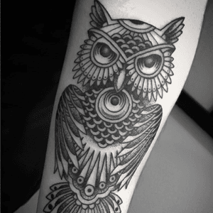 Done by @squids.ink still taking appointments #owl #owltattoo #owllove #owls #black #blackink #blackwork #blackisbeautiful #blacknwhite_perfection #nice #beautiful #itzocantattoos #art #girlswithtattoos