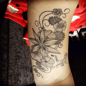One of my favourites from years ago #floral #flowers #cat #cattoo #flowertattoo #shading #blackandgrey #personal 