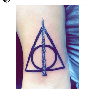 My first tattoo #triangle #harrypotter #tattoodesign #desthlyhallowos #wand 