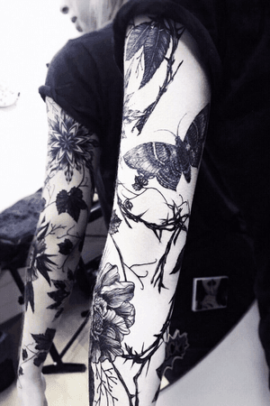 Floral sleeve for one chick #tattoosleeve #tattoographicdesign #tattoomandala #tattoofloral #tattoofloralsleeve 