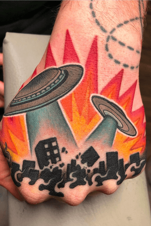 Ufo hand jammer! 🗿 #monolith_gtattoos #tattoooftheday #ufotattoo #handtattoo #scifi #spektraxion 