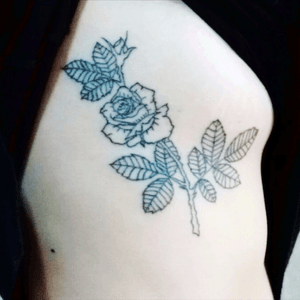 Tattoo de Victoria #flower #flowertattoos #geometricflower #linework 