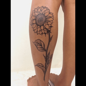 #tattoo #girassol #tattooflowers #tattooartist #tattooGirls #megandreamtattoo #tattoofineline #tattooart 
