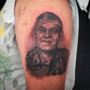 Retrato de su papa #tattoo #realista #realistic #portrait #blackandgrey #blackandwithe #inkjecta #jorgepereztrigo #tatuaje #tatuajespaña #followme #follow #family 