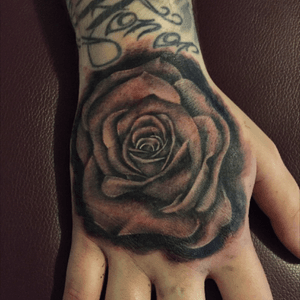 #510ink #rose #rosetattoo #tattoo #handtattoo #fresh