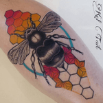 #KelTait #keltaittattoo @kel.tait.tattoo #bee #beehive #honeycomb #color 