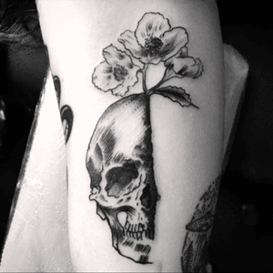 Blackwork skull & flowers (cover up) by @M0nk #coveruptattoo #coverup #blackwork #blackworktattoo #skulltattoo #jazminflowers #tattoooftheday 
