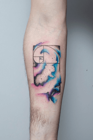 Design and tattoo by @alfiotattoo   #geometric  #alfiotattoo #fineline #pontilhismo #dotwork #geometrica #fibonacci #espiral #galaxy #galaxia #watercolor #argentinatattoo #eternalink #tattoodesign #colorido