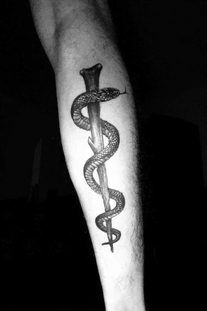 Tattoo uploaded by Jorge Máximo Ossa • Medicina Vara de Esculapio Por @tatuantoo (instagram) #medicina #medicine #esculapio #medstudent • Tattoodo