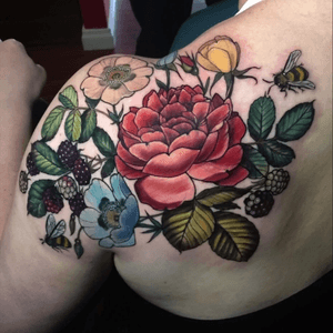  @hannahflowers_tattoos #hannahflowers    #flowers #blackberrys #flowerporn #loveit #colour #neotraditional #flower #bees 
