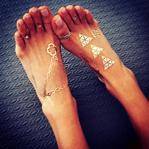 Ready for the season? Perfect temporary feet adornments by Daniella Monet ✨ #temporarytattoos #temporaryart #feettattoos #gold #geometric #daniellamonet #adornments 