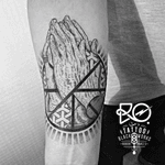 By RO. Robert Pavez • The hidden hands - inspired by Albrecht Dürer • #engraving #dotwork #etching #dot #linework #geometric #ro #blackwork #blackworktattoo #blackandgrey #black #tattoo #hands 