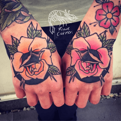 #riquecorner #handtattoo #rose #rosetattoo #oldschool #oldschooltattoo #traditional #traditionaltattoo #tattoooftheday #tattooartist 