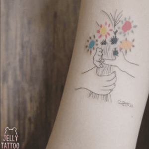 #Flowers #bunchofflowers #lovers #hands #colour #jellytattoo @jelly_tattoo