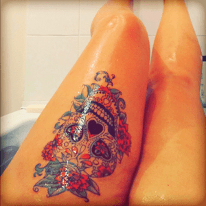 #sugarskill #thigh #thighpiece #skull #colouful #leg #tattoo 