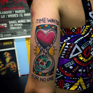 Traditional sandwatch by @M0nk #traditionaltattoo  #sandwatch#timewaitsfornoone #wolrdfamousink #skull #heart #time 
