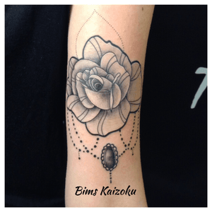 #Bims #bimstattoo #bimskaizoku #flower #fleur #bijoux #perle #blackandgrey #tatouage #tattoo #tattoos #tattooed #tattooartist #tattooart #tattooer #tatted #tatooparis #neotrad #paname #paris #ink #inktamere #tatoueurparis #france #french #champselysees