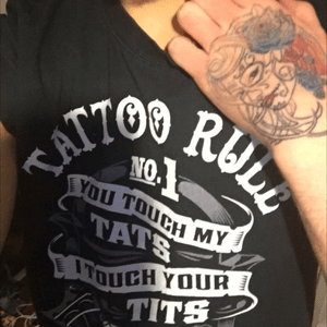 My limited edition tattoo rule t-shirt and my unfinished hand tattoo.#mexicandeath#handtattoo 