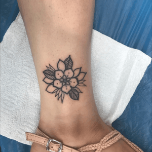 Tattoo from the great british tattoo show. #tattooconvention #tattoo #floral #floraltattoo #flower #legtattoo Done By Lara Simonetta at Parlour Tattoo in London 