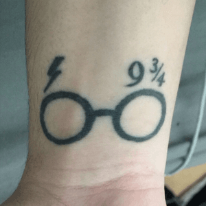 Harry Potter Wrist tattoo #Tattoo #harrypotter #HaryPotterTattoo #HarryPotterTattoos #HarryPotterInk #harrypotterfans #glasses #scar 