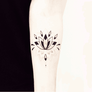 Lovely lotus. Such beautiful details #lotus #flower #dotwork 