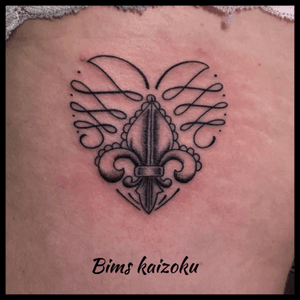 #bims #bimstattoo #bimskaizoku #coeurtattoo #coeur #hearttattoo #heart #lysflowers #fleurdelys #lys #queen #paris #paristattoo #tatouage #tatouages #paname #ink #inked #inkedgirl #tatt #tattoo #tattoos #tattoed #tattoodo #tattooist #tattedgirls #tattoo2me #tattooflash #tattoomodel #tattooartist 