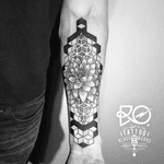 By RO. Robert Pavez • Geometric Lotus • #engraving #dotwork #etching #dot #linework #geometric #ro #blackwork #blackworktattoo #blackandgrey #black #tattoo #lotus