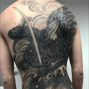 #fullback #crow #raven #bird in #blackandgrey holding a #sword by #tattooartist #gakkinx @gakkinx 