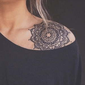 I love the placement for this #mandalatattoo #mandala #dreamtattoo 