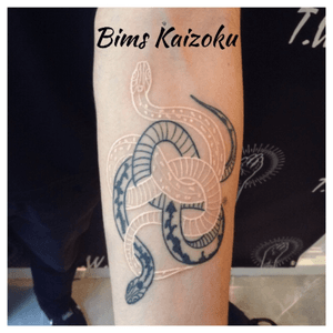 Tattoo cicatrisé le blanc à bien tenu! #Bims #bimstattoo #bimskaizoku #serpent #snak #vipera #viper #animal #tatouage #paristattoo #tattoo #tattoos #tattooed #tattooartist #tattooart #tattoolife #tattooer #skateordie #blackandwhite #ink #inked #paris #paname #france #french