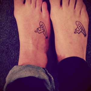 When you and a friend decode its a great idea to get matching tattoos after a gig. #theblackkeys #littleblacksubmarine #submarine #linework #blacktattoo #simple #foottattoo 