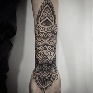 Ornamental tattoo by Leah Brookes. #ornamental #ornamentaltattoo #linework #dotwork #tattooart #blackwork #Tattoodo 