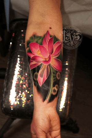 A really fun glowing lotus flower from last night at @BombshellTattooGalerie #tattoo #tattoos #ink #inked #tattooidea #tattooideas #amazingtattoos #realismtattoo #femininetattoos #tattoodesign #besttattoos #amazingtattoo #superbtattoos #fusionink #tattoodo #tattoodooapp #lizvenom #floraltattoo #rosetattoo #tattoorose #edmontontattoo #edmontonink #skinartmag #tattoooftheday #realismtattoo #lotus #lotusflower 
