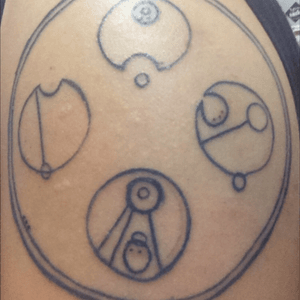 Circlic Gallifreyan done as if it were a stamp. I got this because I wanted molon lave but I didnt want it the way everyone else got it. So I took "Come and take it!" and translated it to Gallifreyan. You read CG from 6 o' clock going counter clockwise.
