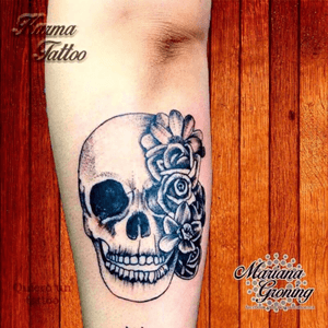 Skull and roses tattoo #tattoo #marianagroning #karmatattoo #cdmx #MexicoCity #skull #skullandrose #blackwork 