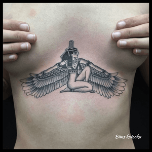 La reine des reine❤️ #bims #bimskaizoku #bimstattoo #tatouage #tatouages #paris #paname #paristattoo #cleopatra #cleopatre #egypte #antique #reinedegypte #blackandgrey #underboob #underboobtattoo #love #hate #aile #wings #deesse #tatts #tattoo #tattrx #tatted #tattoos #tattooer #tattoostyle #tattoodesign 