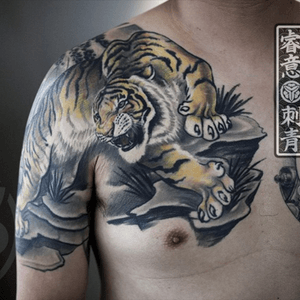 #quruitattoo @qurui_tattoo #chineseartist #black #Tiger #blakandwhite #welove #chest #yellow #upperarm 