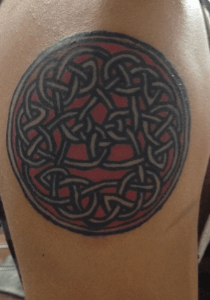 Tatuaje del album "Dicipline" de la banda King Crimson. El cliente pidio que las lineas no estubiesen derechas. Primer tatuaje que realice en estudio, tomo 9 horas terminarlo en dos sesiones una de 7 horas y otra de 2 (increible ,lo se) #kingcrimson #king #crimson #tattooapprentice #tatuaje #colortattoo #color 