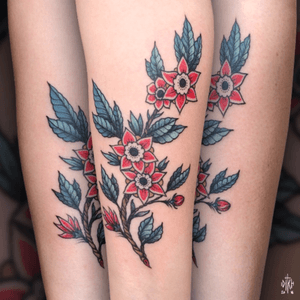 iditch@hotmail.fr #iditch #tattoo #mojitotattoo #toulouse #traditionaltattoo #flowers #freehand 