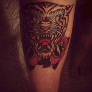 Tiger on my leg #dreamtattoo #tiger #oldstyle #flowers 