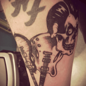 Adding guitars and a theory of a deadman tattoo next to the foo fighters logo ! #skulltattoo #rock #guitars