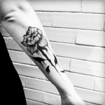 Healed! Artist: @caveravolf 🌹 #tattoodobr #CaveraVolf #CaveraVolfTattooer #tatuadoresbrasileiros #rose #rosa #rosanegra #blackrose #blackwork #blackworktattoo 
