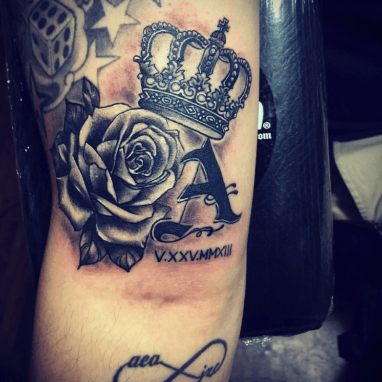 Aggregate 151+ letter with crown tattoo best