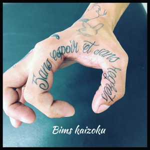 #bims #bimstattoo #bimskaizoku #sansespoiretsansregrets #letter #letters #lettering #letteringtattoo #typography #typo #fingertattoo #paris #paname #paristattoo #tatouage #tattoo #tattoos #tattoostyle #tattoolove #tattoed #tattooworkers #tattooer #tatto #tattooist #tattoolife #tatts #tattooartist #tattoodesign #raveninktattooclub 