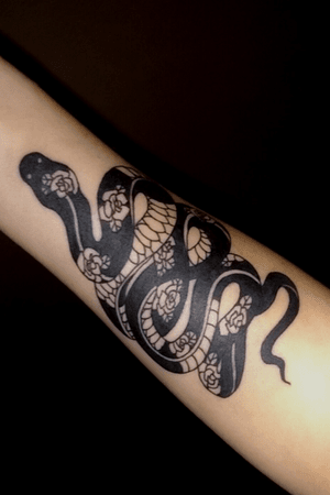 Snake #snake #roses #black #tattoo #blackinktattoo #blackink