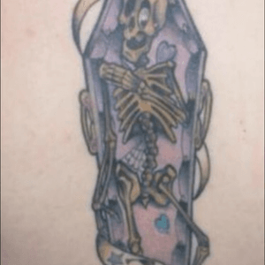 Tattoo down my spine. #sacredheartvancouver #skeleton #coffin 