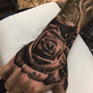 Rose on the hand boiiii!!