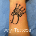 Tattoo de inicial y corona 👑 Ary Tattoos