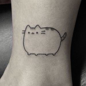 🐱✨ #handpoke #handpoketattoo #stickandpoke #pusheen #blackwork 