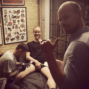 Tattoodo HQ studio @Jens in the chair @mik keeping an eye @TimKlamer tattooing 💥